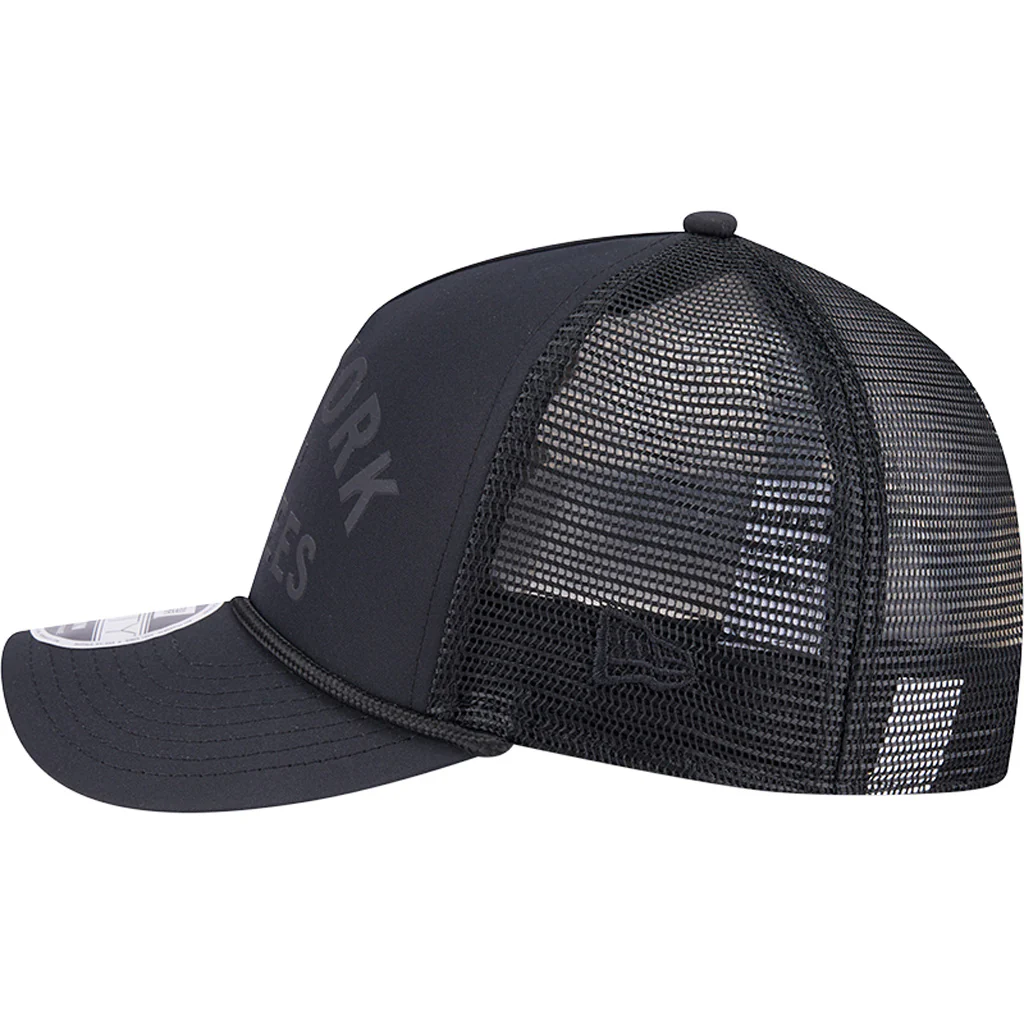 MLB New York Yankees New Era Minimalist 9FORTY M-Crown Snapback Trucker Hat - Black - Image 4